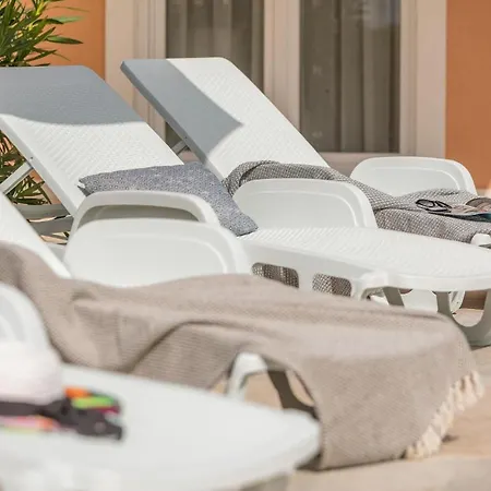Cozy In With Outdoor Swimming Pool *