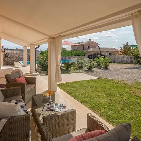 Cozy In With Outdoor Swimming Pool Holiday home