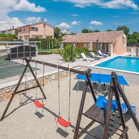 Cozy In With Outdoor Swimming Pool *