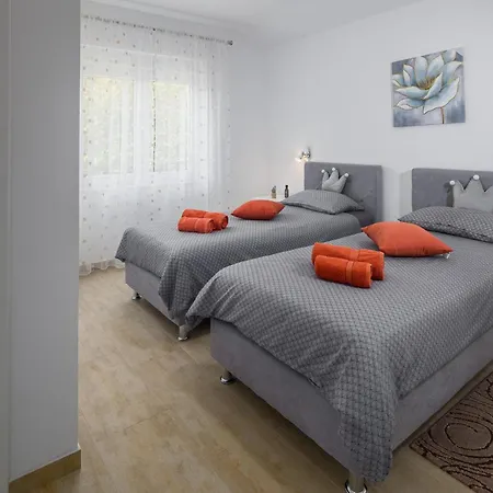 Σπίτι διακοπών Cozy In With Outdoor Swimming Pool