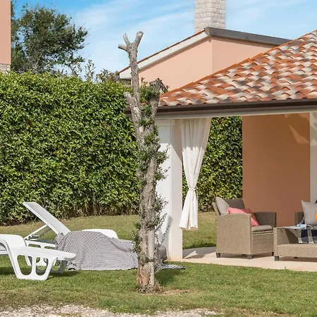 בית נופש Cozy In With Outdoor Swimming Pool Barban